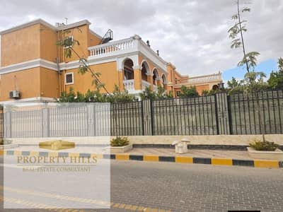 استلم فيلتك فورا في الشروق مستقلة 500 متر ومعاها برايفت pool بجوار الجامعة البريطانية