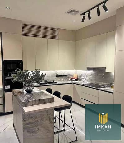 A "Super Lux" finished apartment is available for sale at Al Maqsad in the New Administrative Capital. It features a view of the Iconic Tower and is o