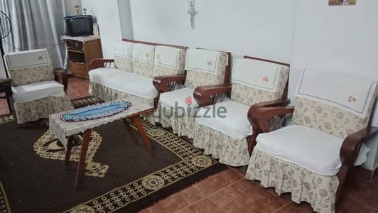 أنتريه كنبة و ٤ فوتيه وترابيزة