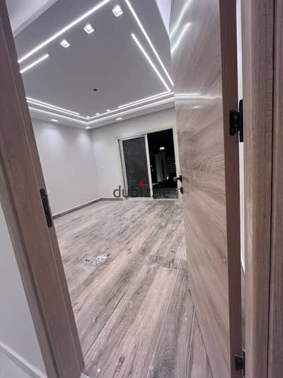 Ground floor apartment in one of the best locations in Al-Khamail, first residence, 165 square meters, and a garden of 140.