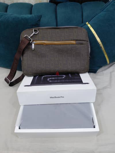MacBook pro m5 Ram 24 Hard Tera SSD Open Box