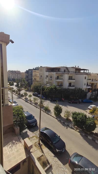 فيلا مستقلة فاخرة للبيع في الحي الثاني التجمع الخامس مساحة 600 أرض و1200 مباني اسانسير داخلي تشطيب سوبر لوكس موقع مميز