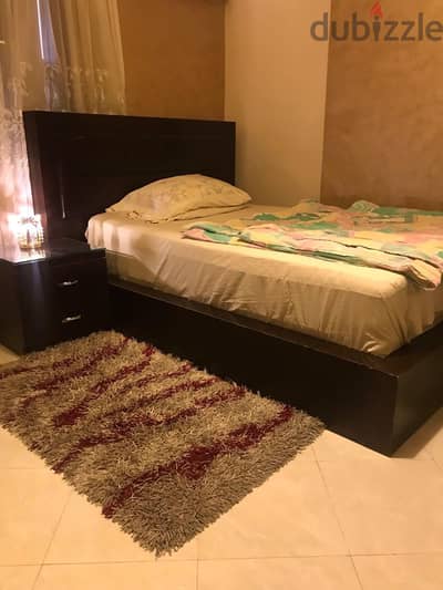 غرفة نوم كامله حالتها ممتازه سرير ودولاب تسريحه وكمودينو