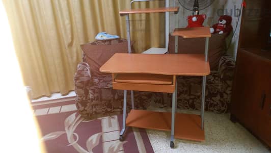 ترابيزة للكمبيوتر بمشتملاته