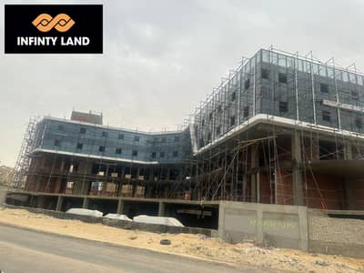 عيادة للبيع 53م التجمع الخامس ارتيا مول / تقسيط  / متشطبة بالتكيفات مباشرة على محور جمال عبد الناصر
