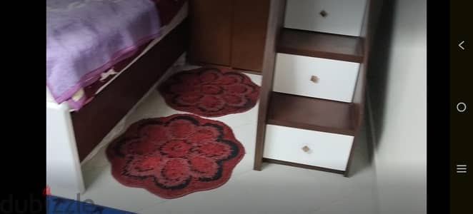 سرير بدورين و دولاب و سلم يحتوي ٤ أدراج غرفة