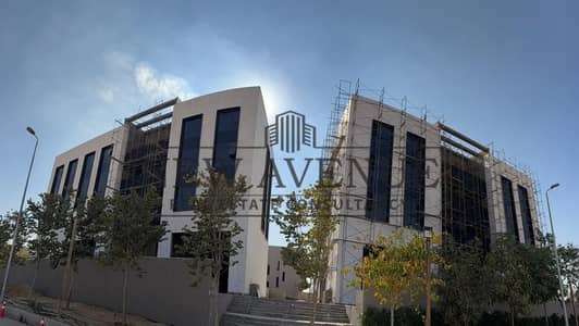 مكتب اداري استلام فوري للبيع في واترواي فيلا بمقدم ٣٠٪؜ علي خمس سنوات At Waterway  Villas