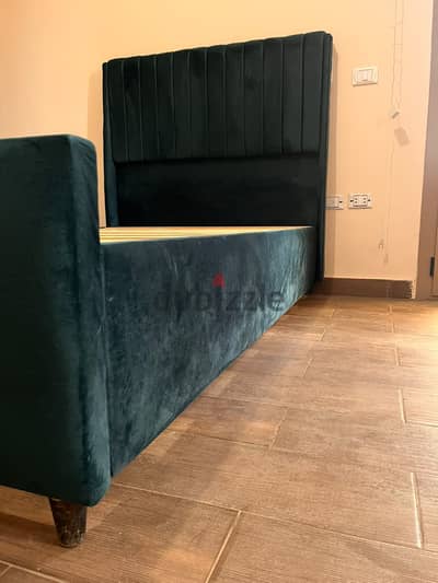 سرير مستعمل نظيف من هومزمارت مبطن مخمل مقاس 120×195 لون بترولي