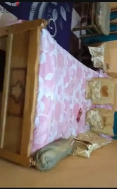 سرير مستعمل بحاله جيده معاه مرتبه قطن