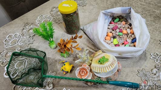 مستلزمات حوض سمك زينة مستعملة + شبكة صغيرة،