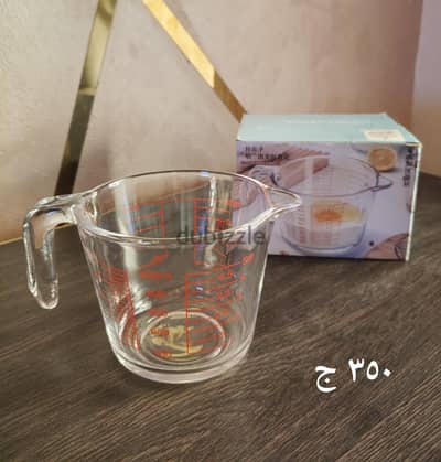 كوب (أو إبريق) معياري مدرج مصنوع من الزجاج