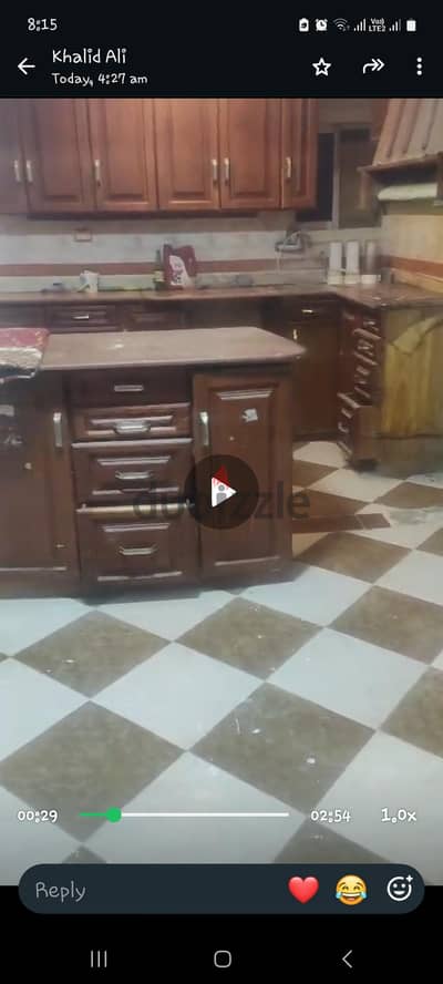 لسرعه البيع شقه للبيع من اصحابها دور اول  الشقه مع مطبخ خشب ارو امريكي