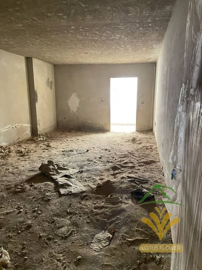شقة للبيع 145م جانبي نص تشطيب في اللوتس الجنوبية بالقرب من شارع التسعين الجنوبي الرئيسي
