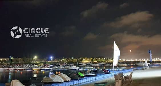 فيو مميز تشطيب كامل مفروشة بالكامل شاليه ٩٠م للإيجار في مارينا ٢ الساحل الشمالي