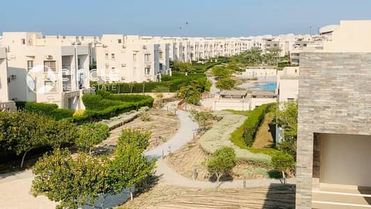 فيو مميز تشطيب كامل مفروشة بالكامل شاليه ١٢٠م بالروف للإيجار في أمواج الساحل الشمالي
