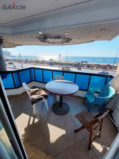 For lovers of direct sea view, an upper floor apartment with 3 rooms and a reception of 3 pieces and two bathrooms with a direct sea view