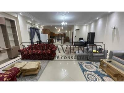 دوبلكس أرضي كامل التشطيب استلام فوري في غرب الجولف، مساحة البناء 460 متر، 3 غرف نوم، 3 حمامات، حديقة