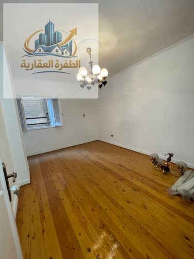 شقه لقطه  بالتجمع الخامس الحى التانى قريبه من الشربتلى والمعهدالازهرى(الغد المشرق) بحرى