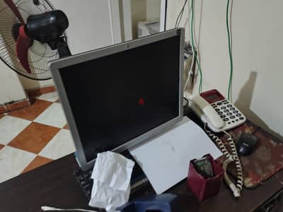 عدد ٣ شاشة كمبيوتر للبيع كلهم مع بعض ب٣٠٠٠ج