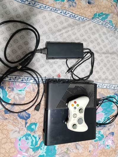 جهاز Xbox 360 E أحدث موديل بحالة ممتازة مع كل مشتملاته الأصلية