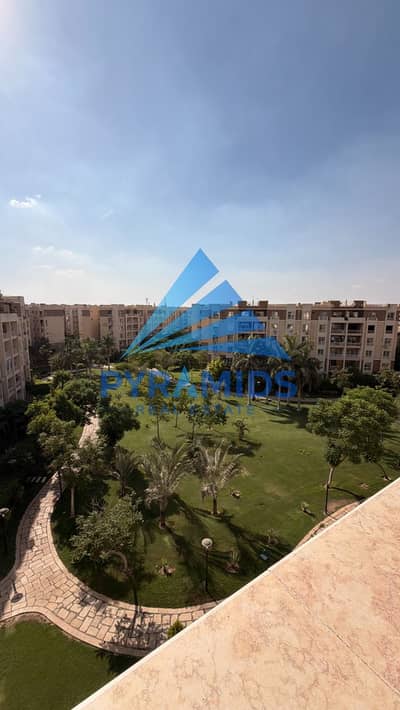 للإيجار المفروش من المالك مباشرة في مدينتي B7  شقة مفروشة بالكامل بفرش فندقي أنيق، تتميز بموقع هادئ وإطلالة واسعة ومباشرة على الجاردن.