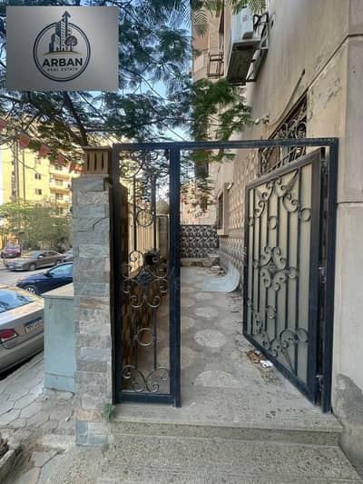 For offices, administrative and commercial headquarters, and major companies, a ground floor apartment with a private entrance and administrative license in Zahraa El Maadi, the upper Al-Ma'raj, behind Carrefour, and global and commercial brands and banks, a distinguished, upscale location that is easy to access.