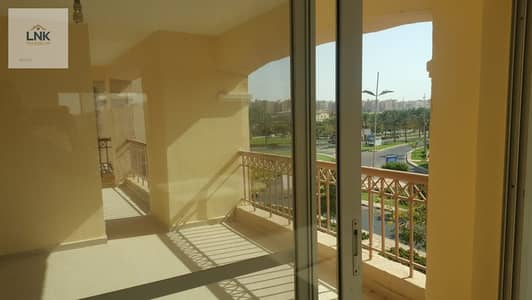 متاح للبيع في مدينتي شقه نموذج 700 B2 بمساحه 325متر  امام النادي مباشره   5غرف 4حمام
