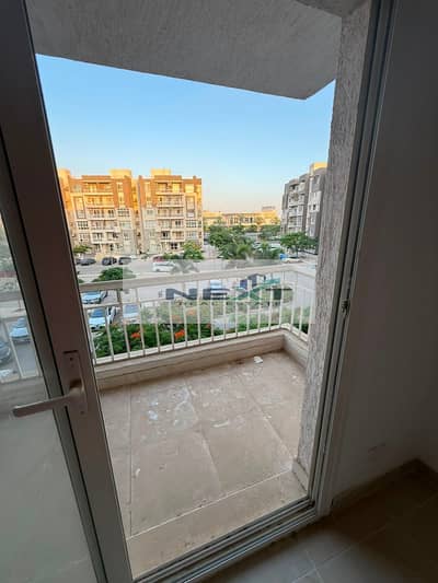 For rent in one of the most prestigious phases of Madinaty, a new law apartment of 140 sq m in B12, first occupancy, direct sea view, overlooking East