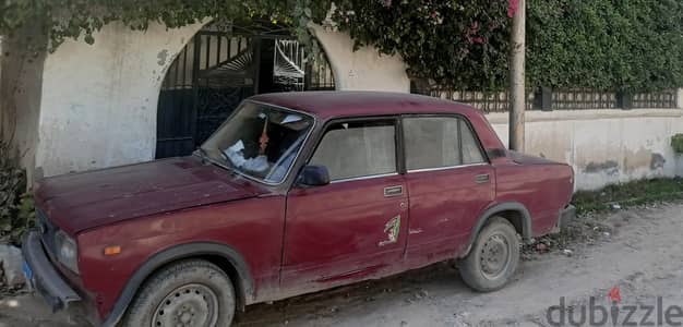 لادا 2105 موديل 1983 فيها شغل ورخصة منتهيه
