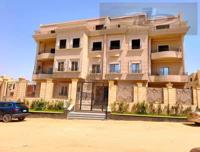 شقة للبيع في فيلات تمر حنة – التجمع الخامس   موقع مميز جدًا ثاني نمرة من شارع التسعين الشمالي، بإطلالة مباشرة على شارع التسعين الشمالي.  