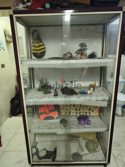 مكتبة المونيتال للعرض مساحة طول١١٠ وعرض ٥٠ وارتفاع ١٧٠