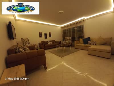 Furnished apartment for rent in Ashgar Darna Compound, Zahraa Al-Maadi, consisting of two bedrooms, a reception, two bathrooms, an air-conditioned kitchen, Wi-Fi, and natural gas on the ninth floor with an elevator in a classy location near Carrefour