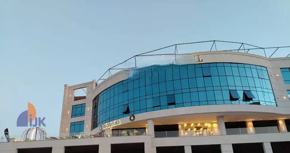 مكتب إدارى للبيع استلام فورى فى  أكبر كثافة سكانية على المحور الخدمى بجوار كمبوند جرين تاون وبيتا فى قلب حدائق اكتوبر October Gardens
