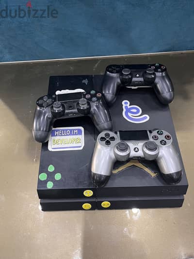 PlayStation 4 with 3 consoles بلايستاشن ٤ مع تلت دراعات