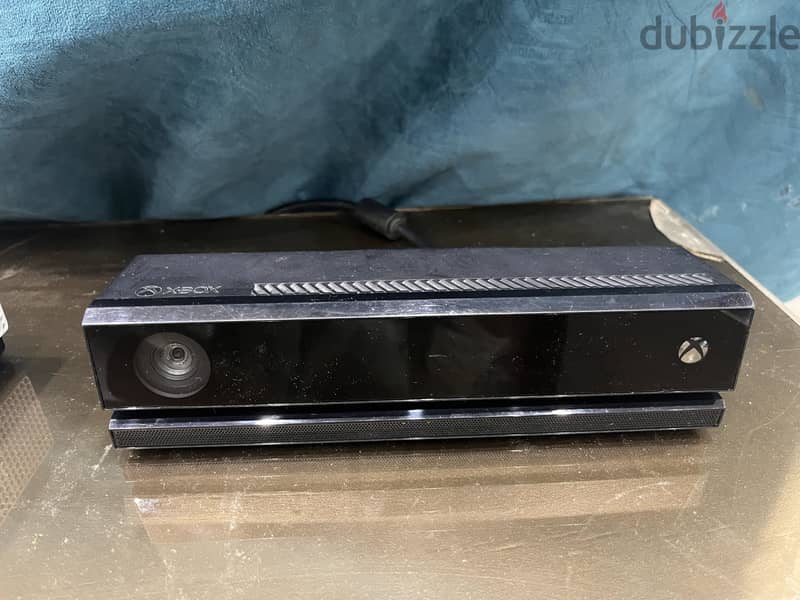 Xbox one with 2 controller 3