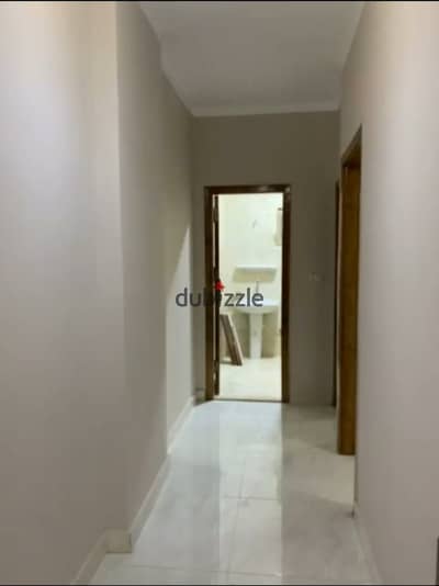 Apartment for sale at a bargain price, 120 square meters of distinctive finishing, ultra-super-luxury finishing, ready for delivery and residence in a distinctive location, first balcony.