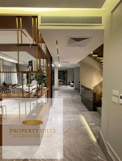 Villa with a garden for a down payment of only 1 million 39 thousand next to AUC, fully sea-facing in -East Ville - Fifth Settlement