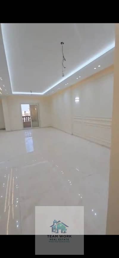 استمتع بالسكن في واحد من أعرق وأهدأ كمباوندات الشيخ زايد، شقة واسعة بإطلالة مميزة وتصميم داخلي يوفر لك ولعائلتك أعلى مستويات الراحة. Enjoy living in on