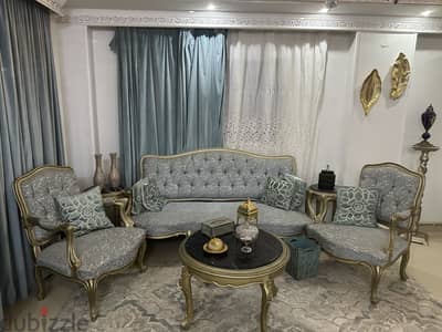 صالون كنبه و كرسيين و ترابيزه و سجاده و ستاره