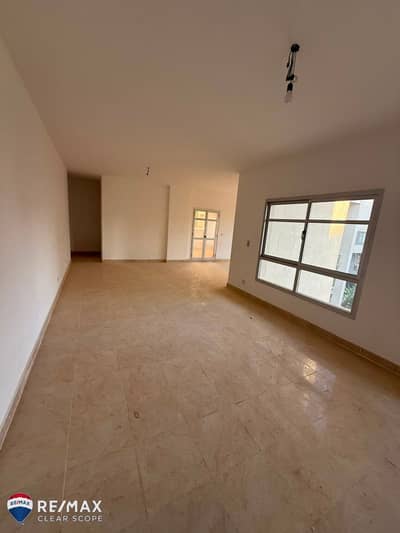 شقة للإيجار في مدينتي B8 | 240 م² | 4 غرف | تشطيب شركة | فيو جاردن وشارع