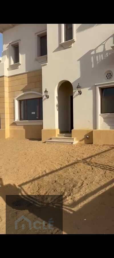 تاون هاوس للبيع بموقع مميز باحد ارقى كمبوندات التجمع الخامس , سيتي جيت بالقاهرة الجديدة , غير مكتمل التشطيب مساحته واسعة 255 م تشمل 3 غرف نوم و 3 حمام