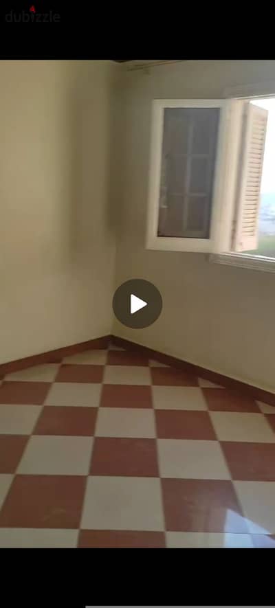شقة للايجار اجمل فيووو في قلب زهراء المعادي المعراج العلوي.  ٢٠٠ متر مكونه من ٤ غرف و٢ حمام وريسبشن  كبييير ٣ قطع والشقة تشمل مطبخ وعدد ٢ سخان و٣ نجفات وشامل كل الخدمات عداد كهرباء قديم  عداد غاز قديم  عداد مياه  انتركوم  اسانسير دور تاني مميز سعر الايجار