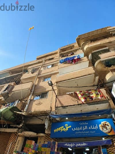 عماره للبيع ومعاها محلات على الشارع الرئيسي