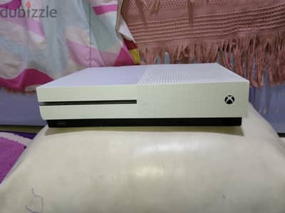 Xbox one s للبيع أستعمال خفيف مع 3 دراعات كسر زيرو
