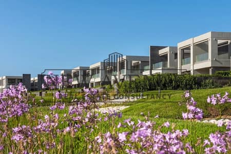Ready to Move Luxury Villa, Direct Sea View, Prime Location
