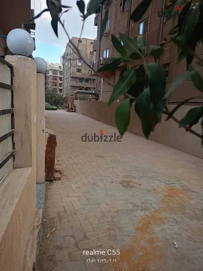 شقه للإيجار في زهراء المعادي  مدينه المعراج.    مساحه 150م تتكون من 3غرف، رسيبشن، مطبخ، حمام   الدور الأرضي منخفض    تشطيب سوبر لوكس  كامله المرافق وا