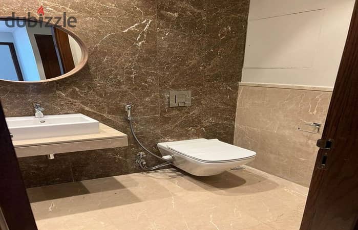 شقة متشطبة بالتكيفات جاهزة للسكن  في بيفرلي هيلز