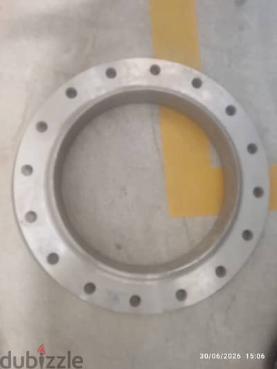 فلنشات ستانلس ستيل برقبة لحام (Weld Neck Flanges) بمقاسات مختلفة