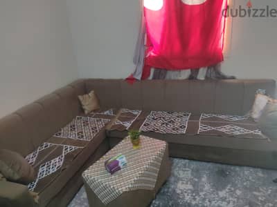 ركنة وطاولة للبيع استعمال شهر