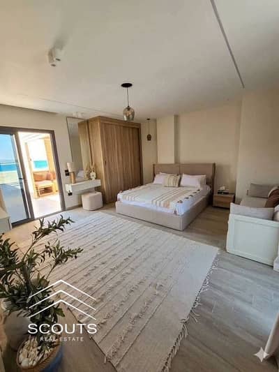 للاستثمار او السكن شاليه للبيع دايركت علي البحر متشطب بالتكيفات والمطبخ في سيزن الساحل الشمالي بجوار لافيستا باي و واتر واي North Coast Season